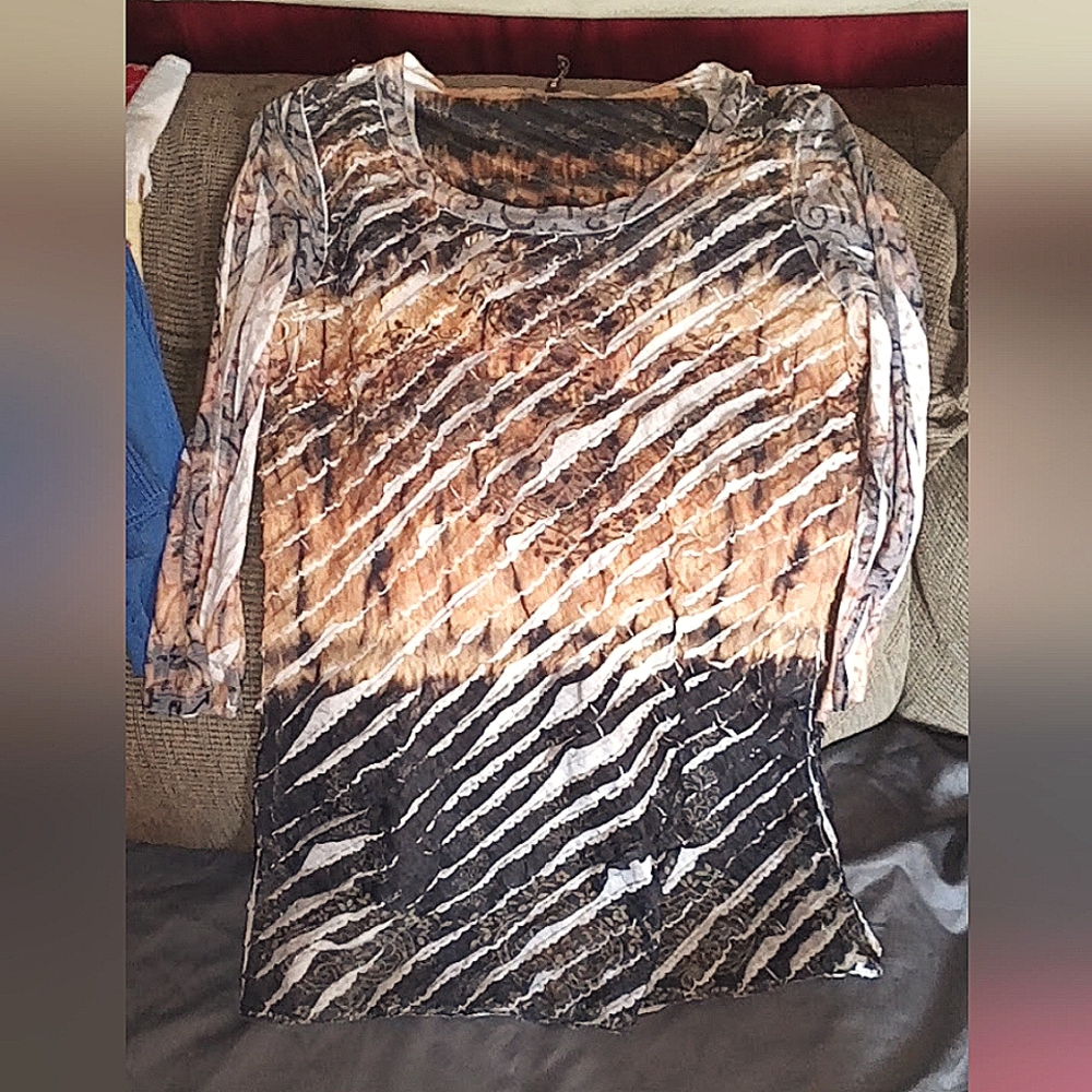 NWOT Womens Size Medium 3/4 Length Sleeve Cubism Blouse.